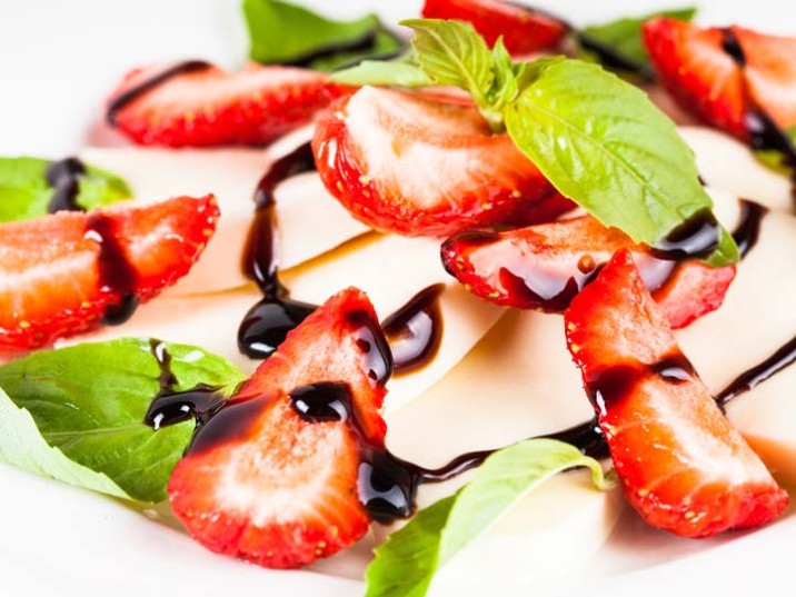Caprese Salat mit Mozzarella und Erdbeeren