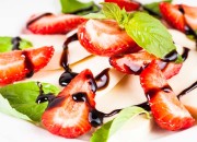 Caprese Salat mit Mozzarella und Erdbeeren