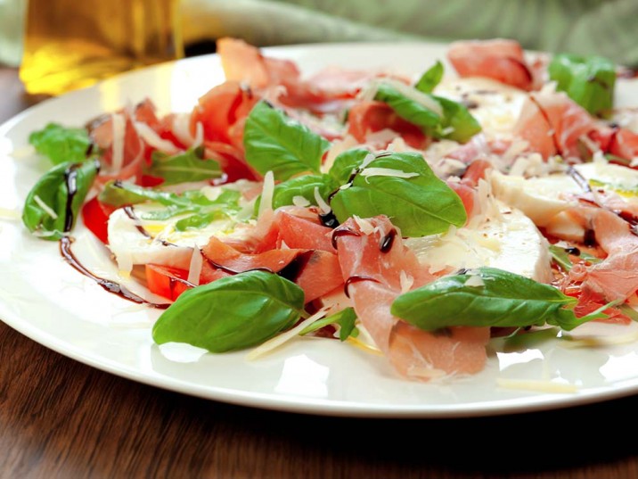 Caprese Salat mit Parmaschinken Caprese Salat mit Parmaschinken