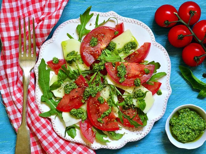 Capresesalat mit Rucola und Basilikumpesto Capresesalat mit Rucola und Basilikumpesto