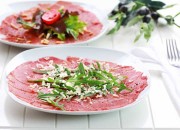 Carpaccio mit Rucola und Käse