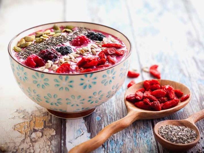 Chia Power Joghurt mit frischen Früchten