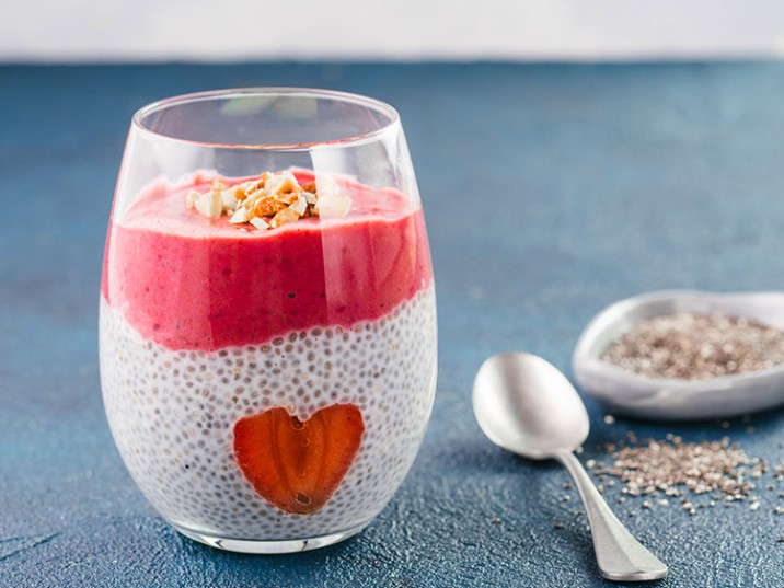 Chia-Pudding mit Beeren-Püree Chia-Pudding mit Beeren-Püree
