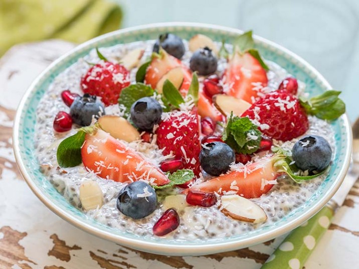 Chia-Pudding mit Früchten und Mandeln Chia-Pudding mit Früchten und Mandeln
