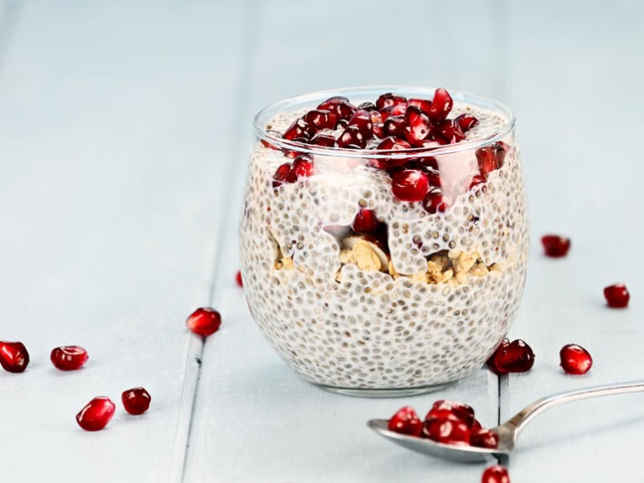 Chia-Samen-Gel mit Granatapfel und Nüssen