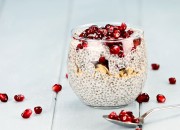 Chia-Samen-Gel mit Granatapfel und Nüssen