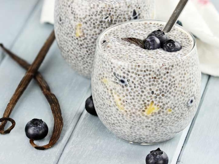 Chia-Samen mit Mango und Heidelbeeren