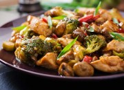 China-Pfanne mit Huhn, Pilzen, Brokkoli und Paprika