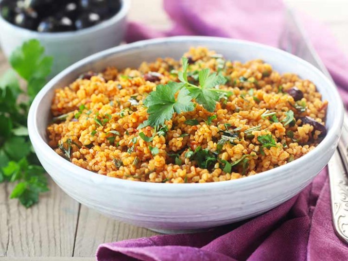 Couscous Salat mit Bohnen, Paprika und Kräutern Couscous Salat mit Bohnen, Paprika und Kräutern