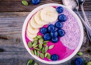 Drachenfrucht-Bowl mit Chia-Samen