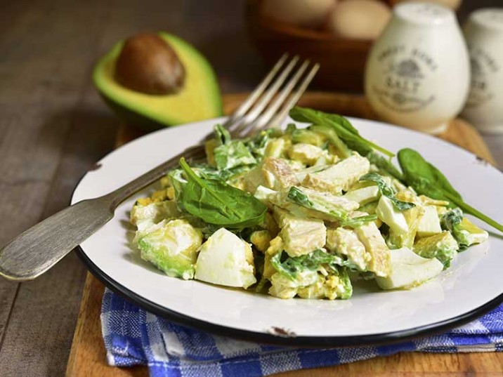 Eier-Avocado-Chicken-Salat mit Basilikum