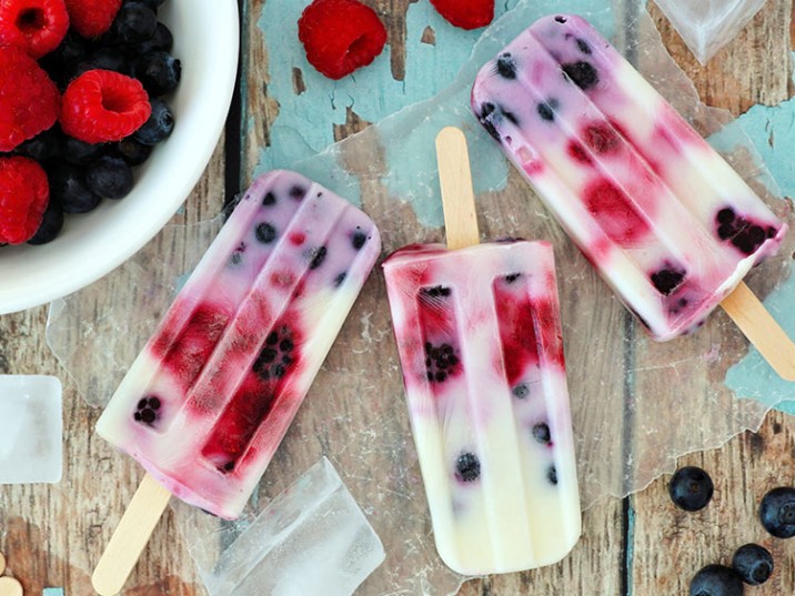 Eis am Stiel mit Beeren und Joghurt