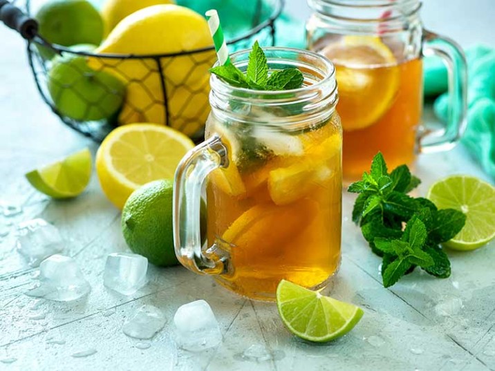 Eistee mit Limette, Zitrone und Minze - lowcarbrezepte.org