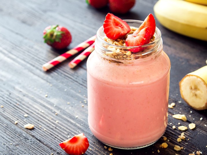 Erdbeer-Bananen-Shake mit Nüssen Erdbeer-Bananen-Shake mit Nüssen