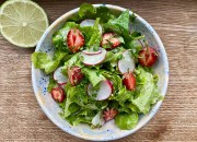 Erdbeer-Radieschen-Salat mit Dressing