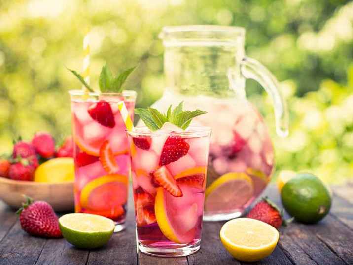 Erdbeer-Wasser mit Früchten und Zitronen