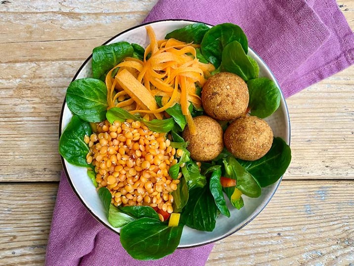 Falafel mit roten Linsen, Möhrenstreifen und Salat