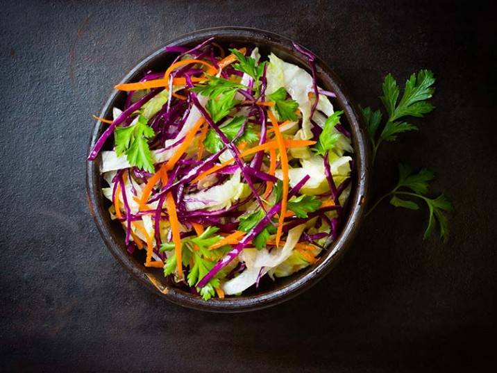 Feiner Rohkostsalat mit Orangen-Dressing - lowcarbrezepte.org