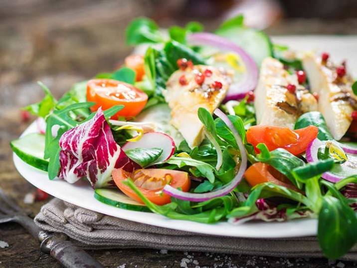 Feldsalat mit Hähnchen und Sesamöl Feldsalat mit Hähnchen und Sesamöl