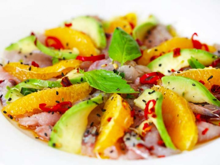 Fisch Carpaccio mit Avocado- und Orangenscheiben Fisch Carpaccio mit Avocado- und Orangenscheiben