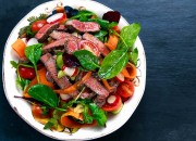 Frischer Garten-Salat mit Rinderfleisch