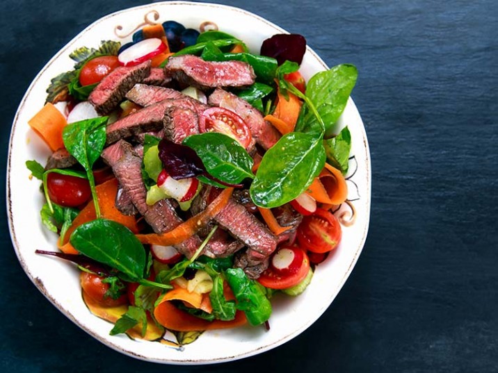 Frischer Garten-Salat mit Rinderfleisch Frischer Garten-Salat mit Rinderfleisch