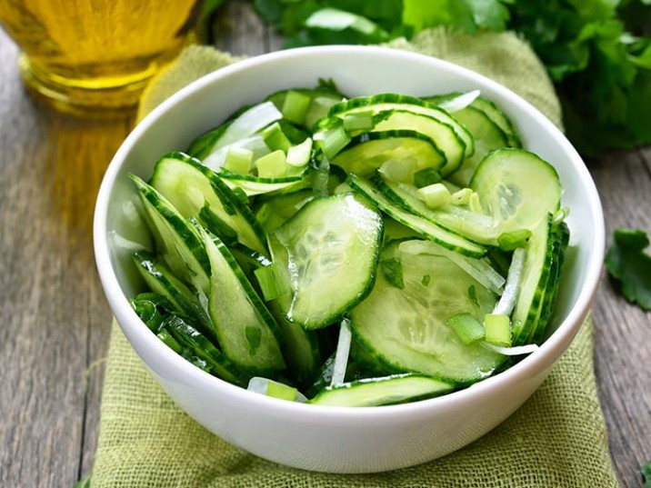 Frischer Gurkensalat mit Zwiebeln und Kräutern - lowcarbrezepte.org