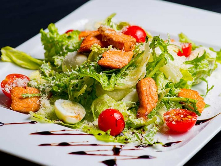 Frischer Salat mit Lachs, Ei und Parmesan Frischer Salat mit Lachs, Ei und Parmesan