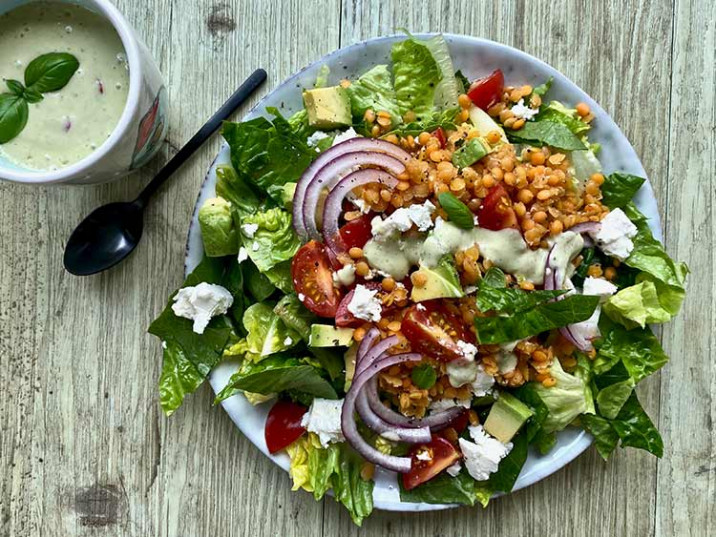 Frischer Salat mit roten Linsen Frischer Salat mit roten Linsen