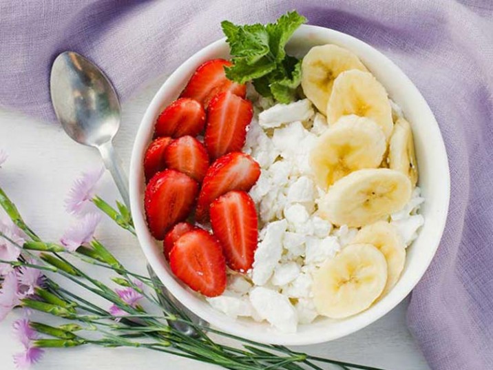 Frischkäse-Bowl mit Erdbeeren und Banane Frischkäse-Bowl mit Erdbeeren und Banane