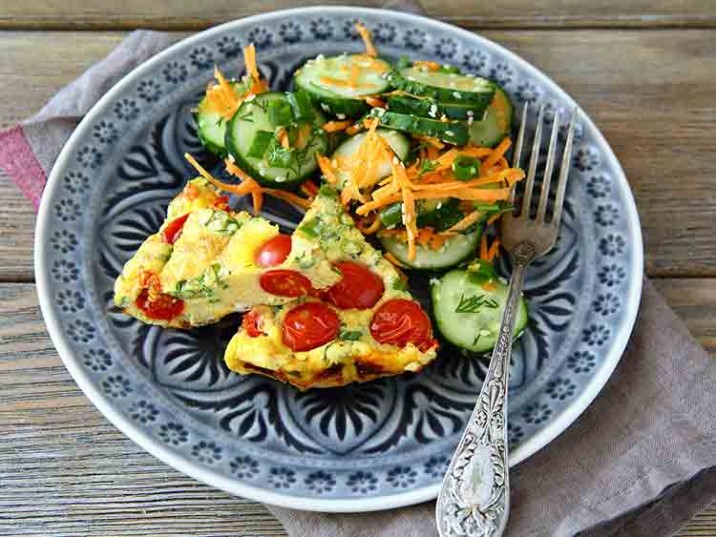 Frittata mit Cherrytomaten und Gurkensalat