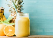 Frucht Smoothie mit Joghurt, Ananas und Orange