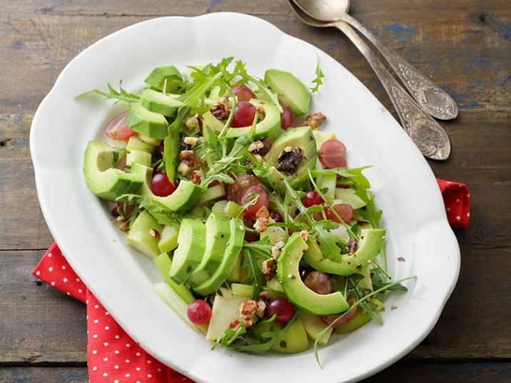 Fruchtiger Salat mit Rucola, Avocado und Walnusskerne