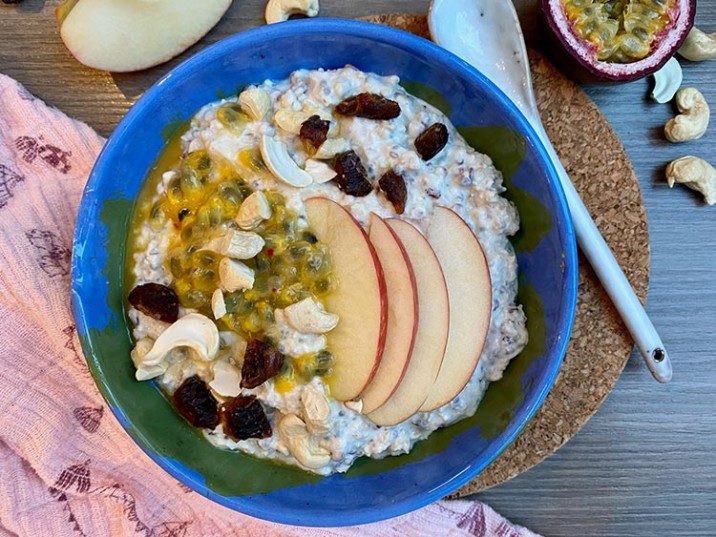 Frühstück mit Passionsfrucht und Apfel