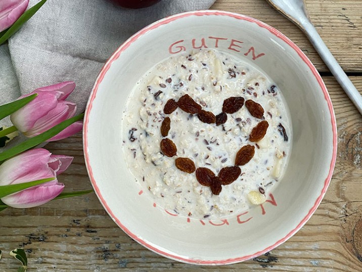 Frühstücksbowl mit Apfel, Leinsamen und Rosinen Frühstücksbowl mit Apfel, Leinsamen und Rosinen