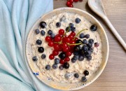 Frühstücksbowl mit Beeren und Leinsamen