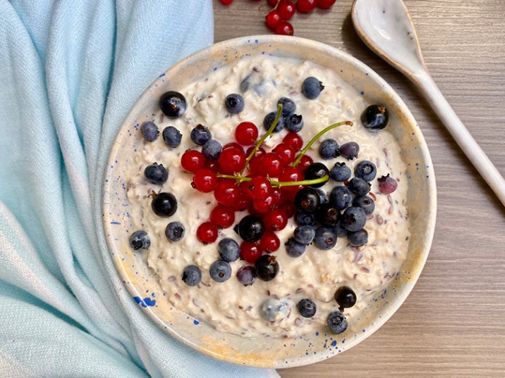 Frühstücksbowl mit Beeren und Leinsamen Frühstücksbowl mit Beeren und Leinsamen