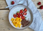 Frühstücksbowl mit Erdbeeren, Mango und Leinsamen