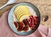 Frühstücksbowl mit Feige, Apfel und Granatapfel