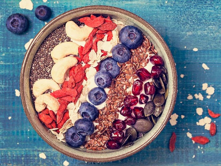 Frühstücksbowl mit Heidelbeeren und Cashewkernen Frühstücksbowl mit Heidelbeeren und Cashewkernen