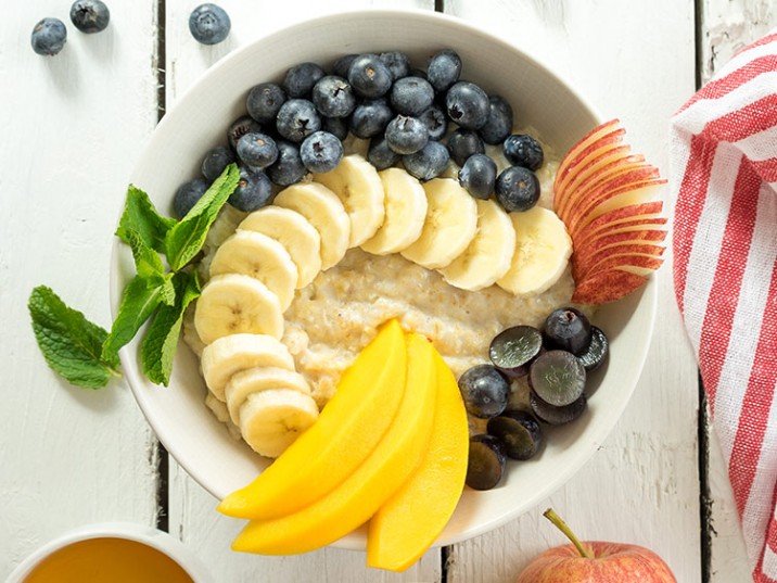 Frühstücksbowl mit Heidelbeeren, Mango und Banane Frühstücksbowl mit Heidelbeeren, Mango und Banane