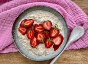 Frühstücksbowl mit Joghurt und Erdbeeren