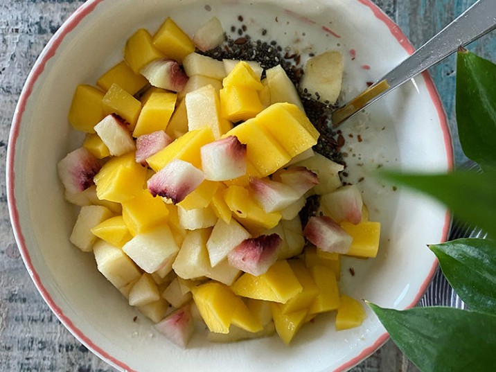 Frühstücksbowl mit Mango, Pfirsich und Apfel Frühstücksbowl mit Mango, Pfirsich und Apfel
