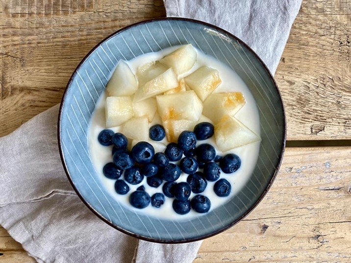 Frühstücksbowl mit Melone und Heidelbeeren Frühstücksbowl mit Melone und Heidelbeeren