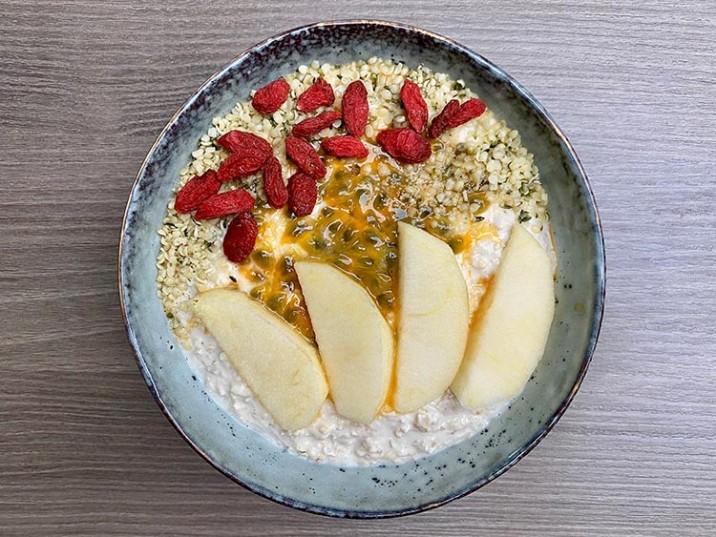 Frühstücksbowl mit Passionsfrucht, Apfel und Gojibeeren Frühstücksbowl mit Passionsfrucht, Apfel und Gojibeeren