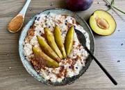 Frühstücksbowl mit Pflaume und Zimt