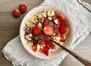 Frühstücksbowl mit Erdbeeren und Apfel