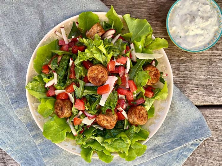 Gartensalat mit Tomate, Radieschen und Bratwurst Gartensalat mit Tomate, Radieschen und Bratwurst