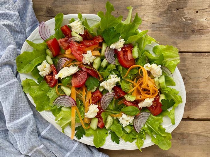 Gartensalat mit Tomaten, Mozzarella und Gurke