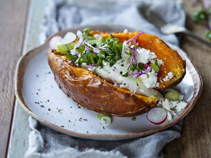 Gebackene Süßkartoffel mit Feta, Radieschen und Kresse - lowcarbrezepte.org